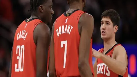 《曼联力保卡塞米罗忠诚，球员积极响应降薪提议，英媒曝惊人内幕》